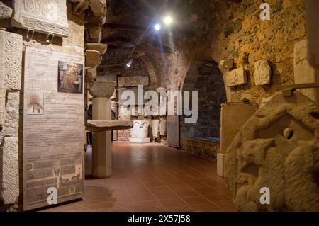 Entdecken Sie antike Ruinen, das Schloss Karabas steht stolz inmitten malerischer Landschaften. Erkunden Sie Geschichte, Kultur und atemberaubende Ausblicke. Stockfoto