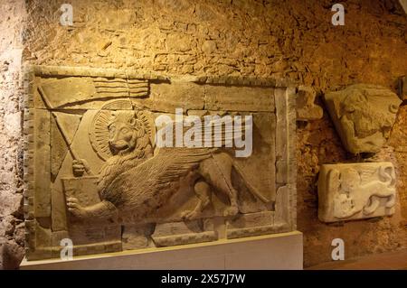 Entdecken Sie antike Ruinen, das Schloss Karabas steht stolz inmitten malerischer Landschaften. Erkunden Sie Geschichte, Kultur und atemberaubende Ausblicke. Stockfoto