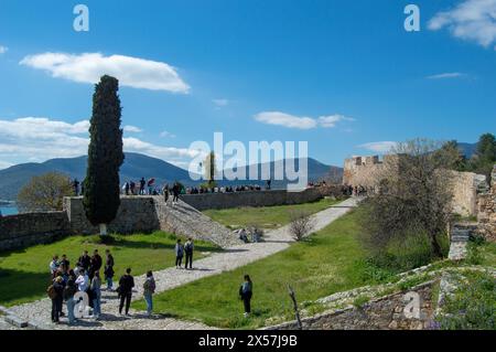 Entdecken Sie antike Ruinen, das Schloss Karabas steht stolz inmitten malerischer Landschaften. Erkunden Sie Geschichte, Kultur und atemberaubende Ausblicke. Stockfoto