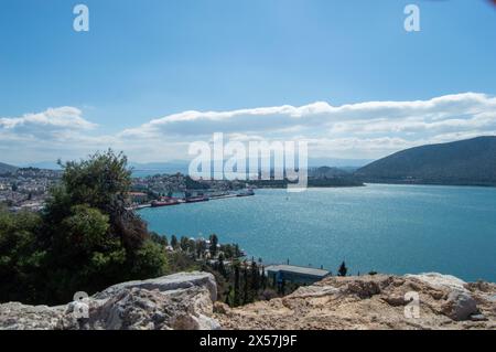 Entdecken Sie antike Ruinen, das Schloss Karabas steht stolz inmitten malerischer Landschaften. Erkunden Sie Geschichte, Kultur und atemberaubende Ausblicke. Stockfoto