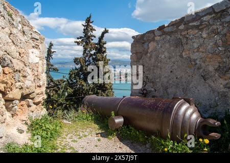 Entdecken Sie antike Ruinen, das Schloss Karabas steht stolz inmitten malerischer Landschaften. Erkunden Sie Geschichte, Kultur und atemberaubende Ausblicke. Stockfoto