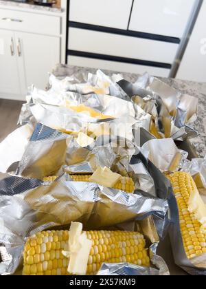 Frischer Mais auf dem Kolben in vakuumversiegelten Verpackungen Stockfoto