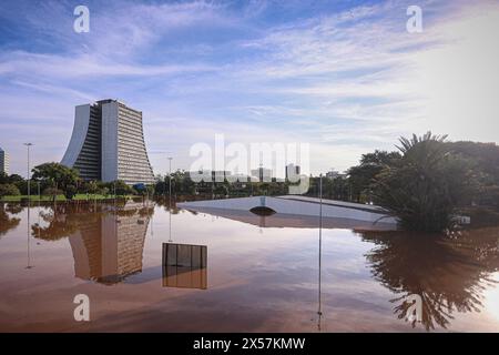 Porto Alegre, Brasilien. Mai 2024. Die Steinerne Brücke in Largo dos Acorianos unter dem Wasser des Guaiba-Sees in der Stadt Porto Alegre am Dienstag (07.0702024). Eine Reihe von schweren Regenfällen, die durch ein extremes Wetter verursacht wurden, traf den Bundesstaat Rio Grande do Sul, verursachte Überschwemmungen und Überschwemmungen, die Menschen obdachlos und tot in verschiedenen Städten, die die gesamte Region in einen Zustand der öffentlichen Katastrophe gebracht. Quelle: AGIF/Alamy Live News Stockfoto