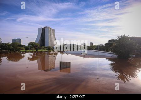 Porto Alegre, Brasilien. Mai 2024. Die Steinerne Brücke in Largo dos Acorianos unter dem Wasser des Guaiba-Sees in der Stadt Porto Alegre am Dienstag (07.0702024). Eine Reihe von schweren Regenfällen, die durch ein extremes Wetter verursacht wurden, traf den Bundesstaat Rio Grande do Sul, verursachte Überschwemmungen und Überschwemmungen, die Menschen obdachlos und tot in verschiedenen Städten, die die gesamte Region in einen Zustand der öffentlichen Katastrophe gebracht. (Foto: Maxi Franzoi/AGIF/SIPA USA) Credit: SIPA USA/Alamy Live News Stockfoto