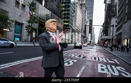 New York, USA. Mai 2024. Ein Mann, der eine Maske des ehemaligen US-Präsidenten Donald Trump trägt, steht auf der Straße in New York. Quelle: Britta Pedersen/dpa/Alamy Live News Stockfoto