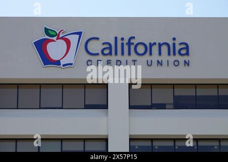 Glendale, Kalifornien, USA - 7. Mai 2024: Logo und Zeichen der California Credit Union (ehemals Los Angeles Teachers Credit Union) sind zu sehen. Stockfoto