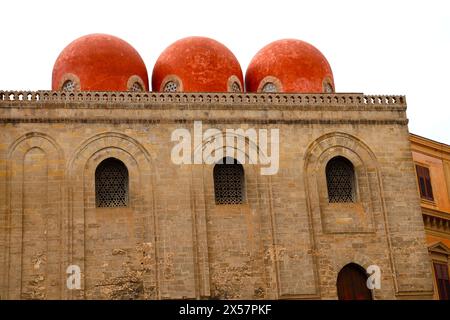 Die 3 roten Kuppeln der Kirche Saint Cataldo in Palermo Sizilien Italien Stockfoto