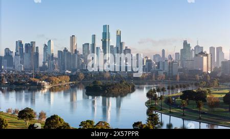 Melbourne Australien. Der Blick auf die Skyline von Melbourne mit dem Albert Park Lake im Vordergrund. Stockfoto