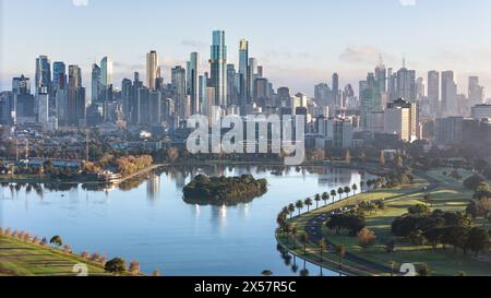 Melbourne Australien. Der Blick auf die Skyline von Melbourne mit dem Albert Park Lake im Vordergrund. Stockfoto