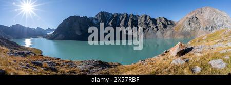 Panorama, Berglandschaft am türkisfarbenen Ala Kul Bergsee im Morgenlicht, Sun Star, Tien Shan Berge, Kirgisistan Stockfoto