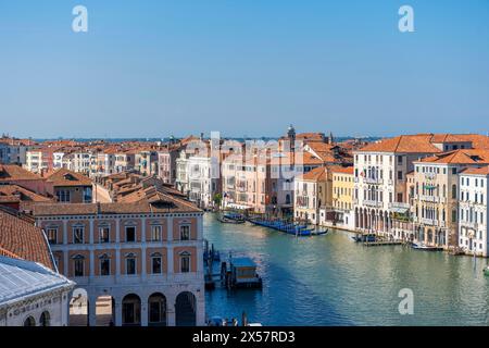 Blick vom Dach des Fondaco dei Tedeschi, Boote auf dem Canal Grande, Venedig, Venetien, Italien Stockfoto