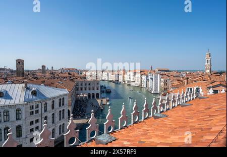 Blick vom Dach des Fondaco dei Tedeschi, Boote auf dem Canal Grande, Venedig, Venetien, Italien Stockfoto