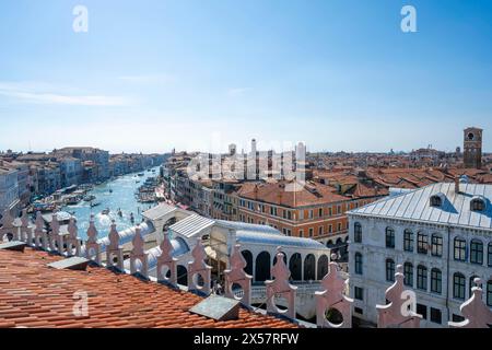 Blick vom Dach des Fondaco dei Tedeschi, Boote auf dem Canal Grande, Venedig, Venetien, Italien Stockfoto