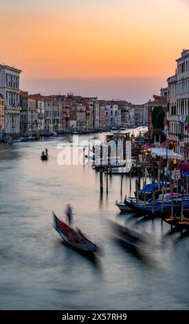 Lange Exposition, Blick über den Canal Grande mit Gondoliere bei Sonnenuntergang, von der Rialtobrücke, Venedig, Venetien, Italien Stockfoto