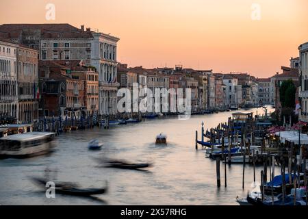 Lange Exposition, Blick über den Canal Grande mit Gondoliere bei Sonnenuntergang, von der Rialtobrücke, Venedig, Venetien, Italien Stockfoto