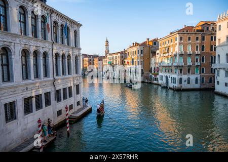 Abendliche Atmosphäre auf dem Canal Grande mit Gondoliern, Blick von der Rialtobrücke, Venedig, Venetien, Italien Stockfoto
