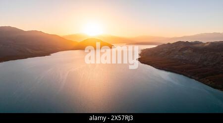 Sonnenuntergang über dem Toktogul-Stausee bei Sonnenuntergang, Blick aus der Luft, Kirgisistan Stockfoto