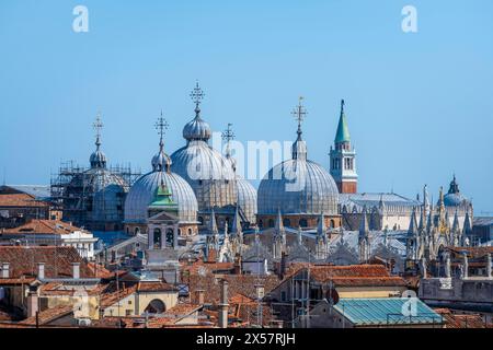 Blick über die Dächer von Venedig zu den Kuppeln des Markusdoms, Blick vom Dach des Fondaco dei Tedeschi, Venedig, Venetien, Italien Stockfoto