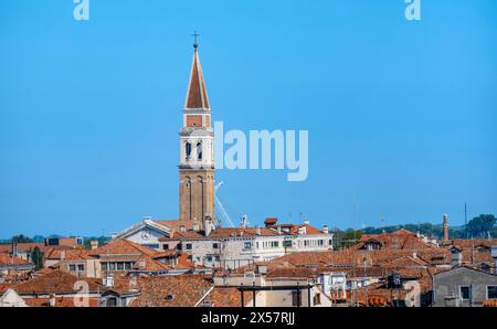 Blick über die Dächer von Venedig zum Kirchturm der Chiesa di San Francesco della Vigna, Blick vom Dach des Fondaco dei Tedeschi Stockfoto