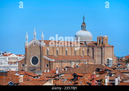Blick über die Dächer von Venedig zur Kirche Basilica dei Santi Giovanni e Paolo, Blick vom Dach des Fondaco dei Tedeschi, Venedig, Venetien, Italien Stockfoto