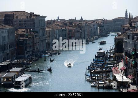 Blick von oben auf den Canal Grande mit Gondoliern, Venedig, Venetien, Italien Stockfoto