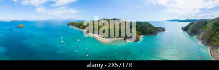 Aus der Vogelperspektive, tropische Insel im türkisfarbenen Ozean, Tortuga Island, Puntarenas, Costa Rica Stockfoto