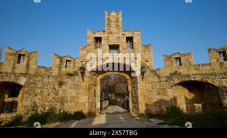 Altes Steintor einer Ruine mit klarem blauem Himmel im Hintergrund, Tor von Saint Paul, Hafenviertel, Rhodos-Stadt, Rhodos, Dodekanese, Griechisch Stockfoto