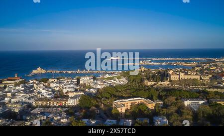 Drohnenaufnahme, weite Sicht auf eine Küstenstadt mit Kreuzfahrtschiffen auf dem Meer, Hafengebiet, Rhodos-Stadt, Rhodos, Dodekanese, Griechische Inseln, Griechenland Stockfoto