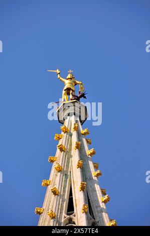 Vergoldete Statue des Erzengels Michael, der gegen den Drachen, den schutzheiligen der Stadt Brüssel, auf dem 96 Meter hohen spätgotischen Glockenturm, Stadt kämpft Stockfoto