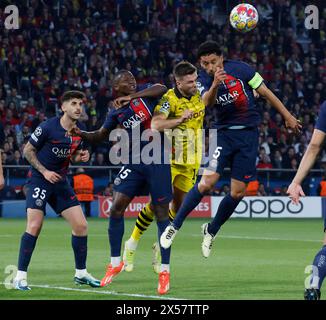 Paris, Frankreich. Mai 2024. Marquinhos (1. R) aus Paris Saint-Germain streitet um einen Kopfball beim Halbfinale der UEFA Champions League zwischen Paris Saint-Germain und Borussia Dortmund am 7. Mai 2024 in Paris, Frankreich. Quelle: Henri Szwarc/Xinhua/Alamy Live News Stockfoto