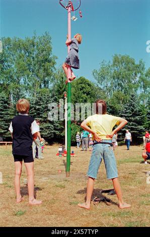 Mädchen Klettermädchen, Jungs warten, barfuß, Heiligenthal, Niedersachsen, Deutschland, 20.06.1992, Vintage, Retro, alt, historisch Stockfoto