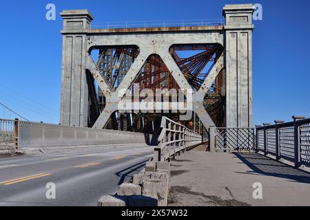 Der Eingangsbogen der Québec Bridge am Levis End Zwischen Levis und Saint-Foy oberhalb des Saint-Lawrence-Flusses. Stockfoto