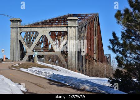 Die Québec Bridge ist eine genietete Stahlfachwerkkonstruktion. Zwischen Levis und Saint-Foy oberhalb des Saint-Lawrence-Flusses. Die längste Kragarmbrücke der Welt. Stockfoto