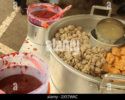 Pentol Fleischbällchen, Tofu Pentol in einer heißen Pfanne Stockfoto