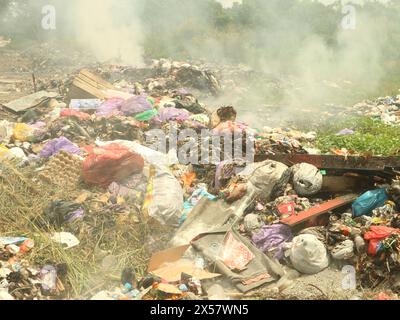 Müllhaufen, die rauchten, weil sie absichtlich verbrannt wurden. Südkalimantan 21. April 2024. Indonesien Stockfoto