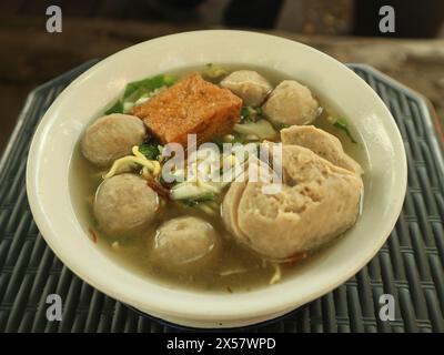 Fleischbällchen mit Suppe gemischt mit Nudeln und Tofu-Gemüse Stockfoto