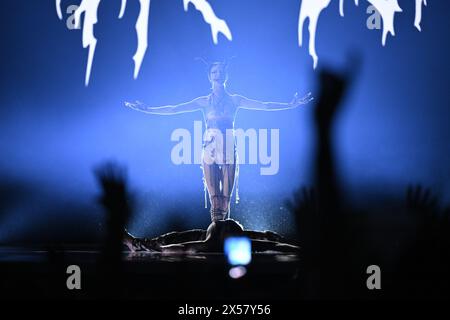 MALMÖ, SCHWEDEN 20240507Bambie-Schläger, der Irland mit dem Song Doomsday Blue repräsentiert, tritt im ersten Halbfinale der 68. Ausgabe des E auf Stockfoto