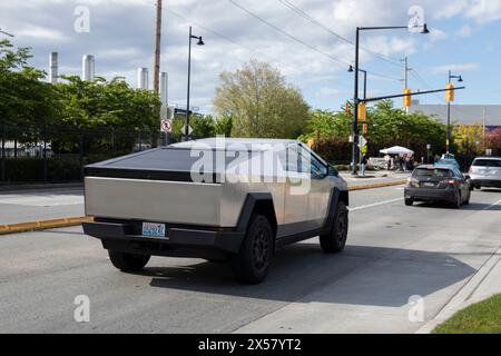 Ein Tesla Cybertruck fährt am Dienstag, den 7. Mai 2024, entlang der Logan Ave vor der Boeing Renton Factory in Renton, Washington. Stockfoto