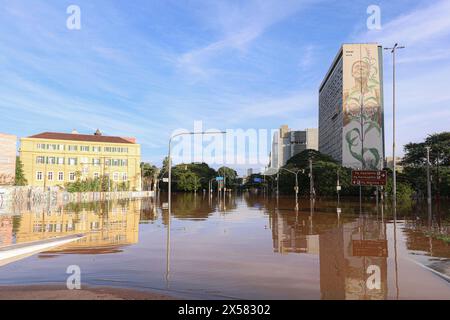 Porto Alegre, Brasilien. Mai 2024. Avenida Borges de Medeiros, eine der wichtigsten im Zentrum von Porto Alegre, unter dem Wasser des Guaiba-Sees in der Stadt Porto Alegre am Dienstag (07.07.2024). Eine Reihe von schweren Regenfällen, die durch ein extremes Wetter verursacht wurden, traf den Bundesstaat Rio Grande do Sul, verursachte Überschwemmungen und Überschwemmungen, die Menschen obdachlos und tot in verschiedenen Städten, die die gesamte Region in einen Zustand der öffentlichen Katastrophe gebracht. FOTO: Maxi Franzoi/AGIF Credit: AGIF/Alamy Live News Stockfoto