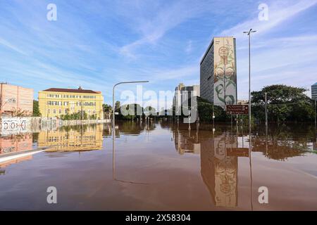 Porto Alegre, Brasilien. Mai 2024. Avenida Borges de Medeiros, eine der wichtigsten im Zentrum von Porto Alegre, unter dem Wasser des Guaiba-Sees in der Stadt Porto Alegre am Dienstag (07.07.2024). Eine Reihe von schweren Regenfällen, die durch ein extremes Wetter verursacht wurden, traf den Bundesstaat Rio Grande do Sul, verursachte Überschwemmungen und Überschwemmungen, die Menschen obdachlos und tot in verschiedenen Städten, die die gesamte Region in einen Zustand der öffentlichen Katastrophe gebracht. FOTO: Maxi Franzoi/AGIF Credit: AGIF/Alamy Live News Stockfoto
