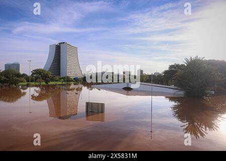 Porto Alegre, Brasilien. Mai 2024. Die Steinerne Brücke in Largo dos Acorianos, unter dem Wasser des Guaiba-Sees in der Stadt Porto Alegre am Dienstag (07.07.2024). Eine Reihe von schweren Regenfällen, die durch ein extremes Wetter verursacht wurden, traf den Bundesstaat Rio Grande do Sul, verursachte Überschwemmungen und Überschwemmungen, die Menschen obdachlos und tot in verschiedenen Städten, die die gesamte Region in einen Zustand der öffentlichen Katastrophe gebracht. FOTO: Maxi Franzoi/AGIF Credit: AGIF/Alamy Live News Stockfoto