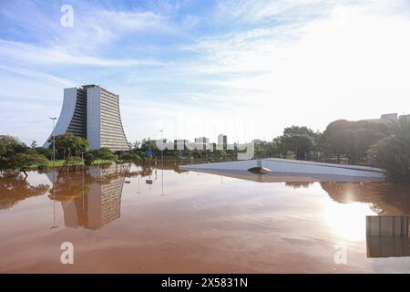 Porto Alegre, Brasilien. Mai 2024. Die Steinerne Brücke in Largo dos Acorianos, unter dem Wasser des Guaiba-Sees in der Stadt Porto Alegre am Dienstag (07.07.2024). Eine Reihe von schweren Regenfällen, die durch ein extremes Wetter verursacht wurden, traf den Bundesstaat Rio Grande do Sul, verursachte Überschwemmungen und Überschwemmungen, die Menschen obdachlos und tot in verschiedenen Städten, die die gesamte Region in einen Zustand der öffentlichen Katastrophe gebracht. FOTO: Maxi Franzoi/AGIF Credit: AGIF/Alamy Live News Stockfoto