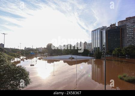 Porto Alegre, Brasilien. Mai 2024. Die Steinerne Brücke in Largo dos Acorianos, unter dem Wasser des Guaiba-Sees in der Stadt Porto Alegre am Dienstag (07.07.2024). Eine Reihe von schweren Regenfällen, die durch ein extremes Wetter verursacht wurden, traf den Bundesstaat Rio Grande do Sul, verursachte Überschwemmungen und Überschwemmungen, die Menschen obdachlos und tot in verschiedenen Städten, die die gesamte Region in einen Zustand der öffentlichen Katastrophe gebracht. FOTO: Maxi Franzoi/AGIF (Foto: Maxi Franzoi/AGIF/SIPA USA) Credit: SIPA USA/Alamy Live News Stockfoto