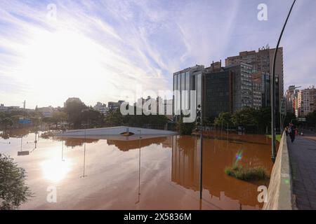 Porto Alegre, Brasilien. Mai 2024. Die Steinerne Brücke in Largo dos Acorianos, unter dem Wasser des Guaiba-Sees in der Stadt Porto Alegre am Dienstag (07.07.2024). Eine Reihe von schweren Regenfällen, die durch ein extremes Wetter verursacht wurden, traf den Bundesstaat Rio Grande do Sul, verursachte Überschwemmungen und Überschwemmungen, die Menschen obdachlos und tot in verschiedenen Städten, die die gesamte Region in einen Zustand der öffentlichen Katastrophe gebracht. FOTO: Maxi Franzoi/AGIF (Foto: Maxi Franzoi/AGIF/SIPA USA) Credit: SIPA USA/Alamy Live News Stockfoto