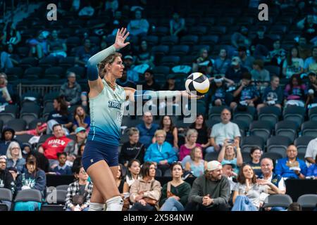 Vegas-Nervenkitzel-Spieler, der sich zum Servieren bereit macht Stockfoto