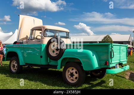 Auf den Allen County Fairgrounds in Fort Wayne, Indiana, USA, wird ein grün-weißer, antiker Dodge Power Wagon Pick-up Truck ausgestellt. Stockfoto