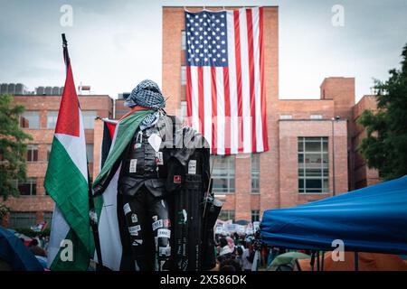 Washington, Usa. Mai 2024. Die Statue von George Washington in der GWU wurde jetzt am 13. Tag in einem Solidaritätslager in Gaza mit palästinensischen Flaggen, Kefiyeh und Aufklebern beschmutzt. Es ist der zwölfte Tag des pro-palästinensischen Lagers in der GWU, an dem die Waffenstillstandsgespräche zur Beendigung des Krieges in Gaza fortgesetzt werden. Die Hamas stimmt der Freilassung von Geiseln für einen israelischen Truppenabzug zu. Der Präsident der George Washington University nannte das andauernde Protestlager auf dem Campus als rechtswidrig und warnte vor der potenziellen Gefahr, in die es wächst. Quelle: SOPA Images Limited/Alamy Live News Stockfoto