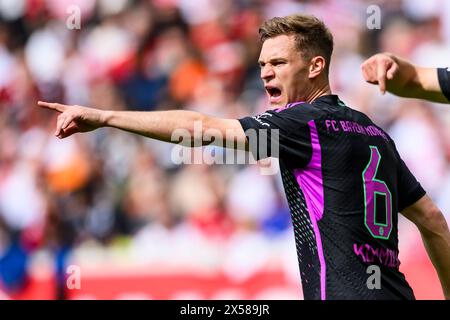 Stuttgart, Deutschland. Mai 2024. Fußball: Bundesliga, VfB Stuttgart - Bayern München, Spieltag 32, MHPArena. Münchner Joshua Kimmich gestikuliert. Hinweis: Tom Weller/dpa – WICHTIGER HINWEIS: gemäß den Vorschriften der DFL Deutscher Fußball-Liga und des DFB Deutscher Fußball-Bundes ist es verboten, im Stadion und/oder des Spiels aufgenommene Fotografien in Form von sequenziellen Bildern und/oder videoähnlichen Fotoserien zu verwenden oder zu nutzen./dpa/Alamy Live News Stockfoto