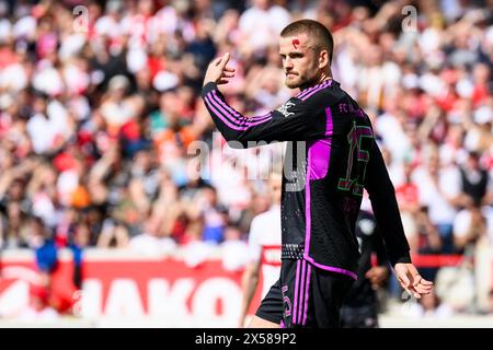 Stuttgart, Deutschland. Mai 2024. Fußball: Bundesliga, VfB Stuttgart - Bayern München, Spieltag 32, MHPArena. Münchner Eric Dier gestikuliert. Hinweis: Tom Weller/dpa – WICHTIGER HINWEIS: gemäß den Vorschriften der DFL Deutscher Fußball-Liga und des DFB Deutscher Fußball-Bundes ist es verboten, im Stadion und/oder des Spiels aufgenommene Fotografien in Form von sequenziellen Bildern und/oder videoähnlichen Fotoserien zu verwenden oder zu nutzen./dpa/Alamy Live News Stockfoto