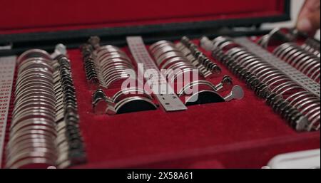 Nahaufnahme, Optometrie und Rahmen in Box, Werkzeuge und Ausrüstung für Untersuchung, Test oder Beurteilung im Krankenhaus. Augenheilkunde, Auge- und Versuchslinsenset für das Sehen Stockfoto